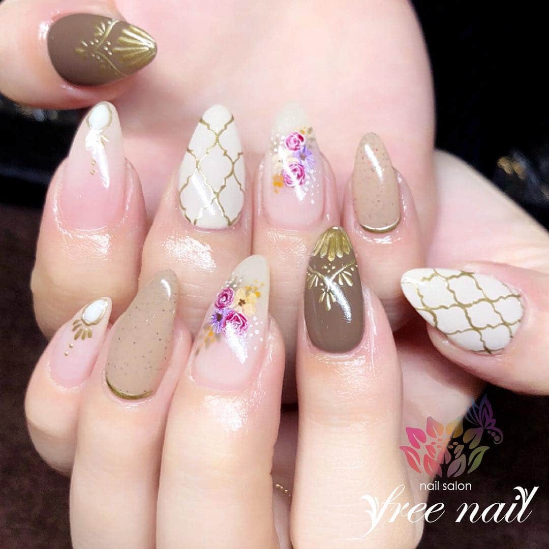 free nail フリーネイルのインスタグラム：「. お客様ネイル💅🏻👒✨ . アンティークフラワーネイル🌹🌼✨ . 春のフラワーネイルをレトロシックに☺️✨ . ご来店ありがとうございました🙇🏻‍♀️🙇🏻‍♀️🙇🏻‍♀️💗 . #ネイル #フリーネイル #ネイルアート #ジェルネイル #ネイルサロン #大阪ネイルサロン #ネイルデザイン #ネイルチェンジ #アンティークネイル #ヴィンテージネイル #フラワーネイル #タイルネイル #ブラウンネイル #ベージュネイル #ピンクネイル #デザインネイル #シンプルネイル #トレンドネイル #上品ネイル #春ネイル #スプリングネイル #美甲 #日式美甲 #springnails #nailsart #nailsalon #nailsdid #newnails #newnail #freenail」