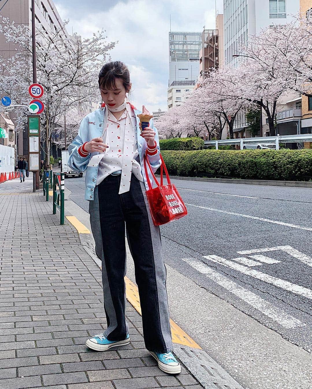 瀬戸あゆみさんのインスタグラム写真 - (瀬戸あゆみInstagram)「お花見DAY🌸 先週、満開なうちに何回かお花見できました。 このドットのシャツ、お気に入りです。  スカーフ付きで、単体で髪の毛に結んだりするのもおすすめ。 首に巻いて後ろでリボン結びにするのもかわいい。 ドット柄って、春から初夏にかけてにすごく似合う爽やかな柄だとおもう🔴🍀 今週金曜日発売だよー。 #aymmy」4月9日 15時23分 - setoayumi