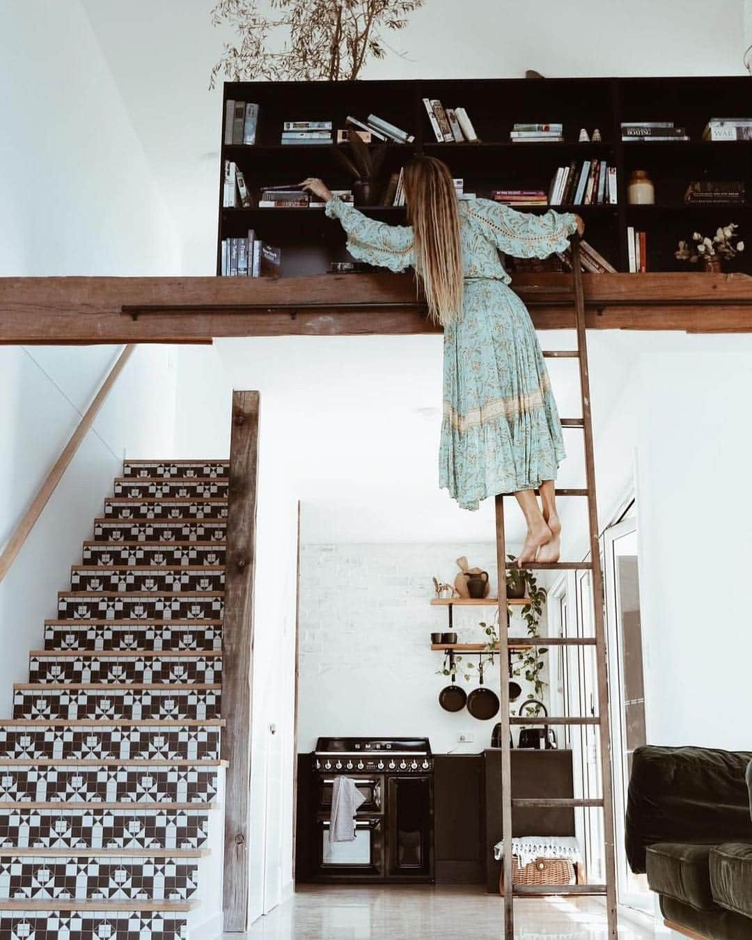 SPELLさんのインスタグラム写真 - (SPELLInstagram)「Time for a read 📖 beauty @sjanaelise in our Maisie Blouse and Skirt 👌」4月9日 15時23分 - spell