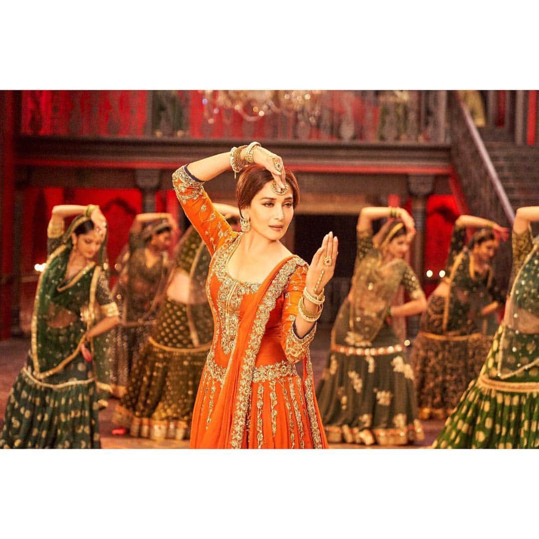 アリア・バットのインスタグラム：「Ufff ❤️❤️ #TabahHoGaye just a few more hours to go.. 💃🏻💃🏻」