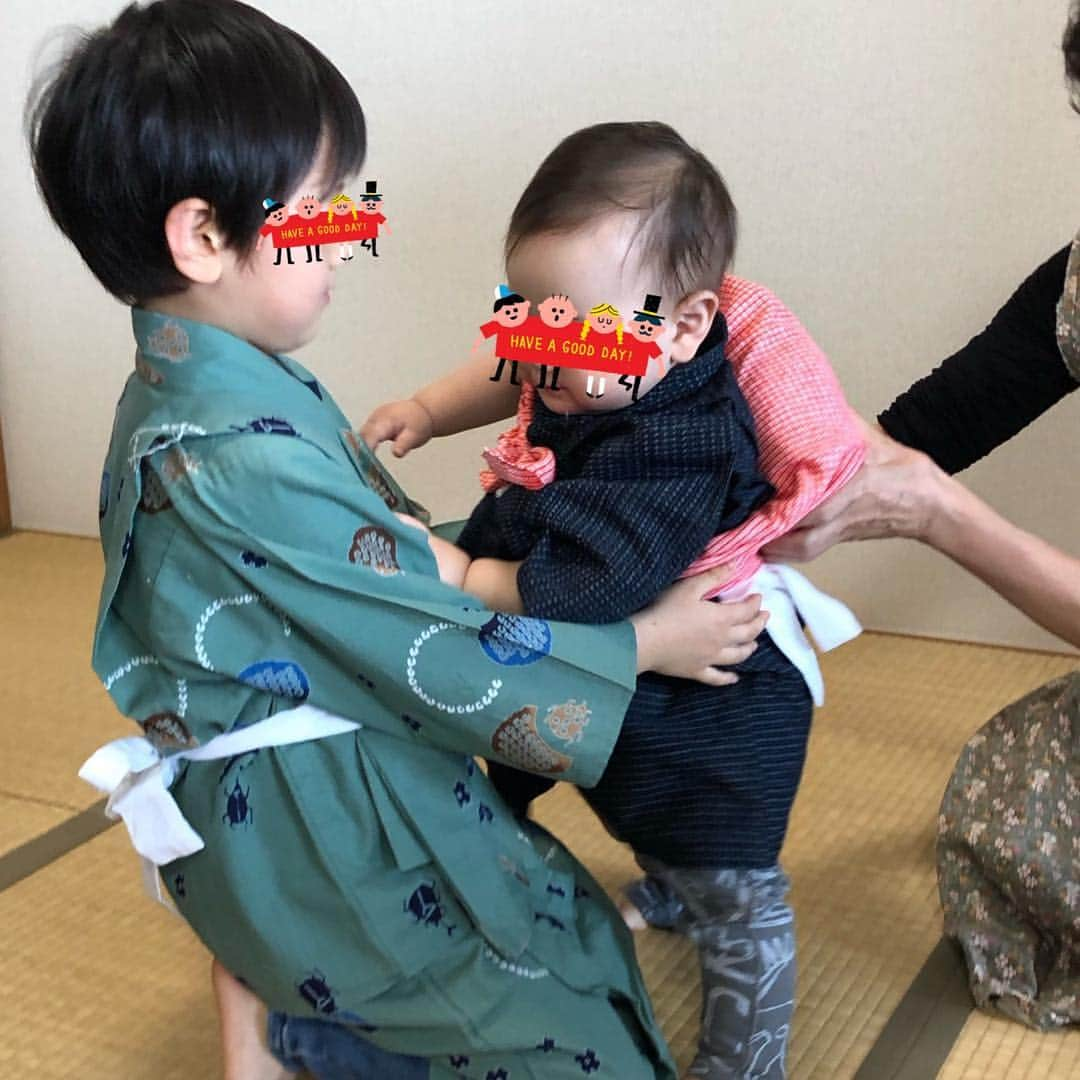 麻生裕子さんのインスタグラム写真 - (麻生裕子Instagram)「次男4/4で1歳になりました👶💕 当日はお家で、週末は義実家でお祝い🥰一升餅も頑張って背負いました✌️ もう1歳のお誕生日だなんて！二人目の成長の早さについていけない💦  あぁ、もっとゆっくりじっくりこの可愛さを堪能したいのに〜  大きな病気もなく、元気にぷっくぷくに育ち、みんなを癒してくれる次男くん💕生まれてきてくれてありがとう😘 #次男1歳 #happybirthday #おめでとう #我が家の癒し #いつもニコニコ #ほっぺ落ちそう #1歳早すぎ #食いしん坊 #愛してる」4月9日 15時33分 - yukoasoh