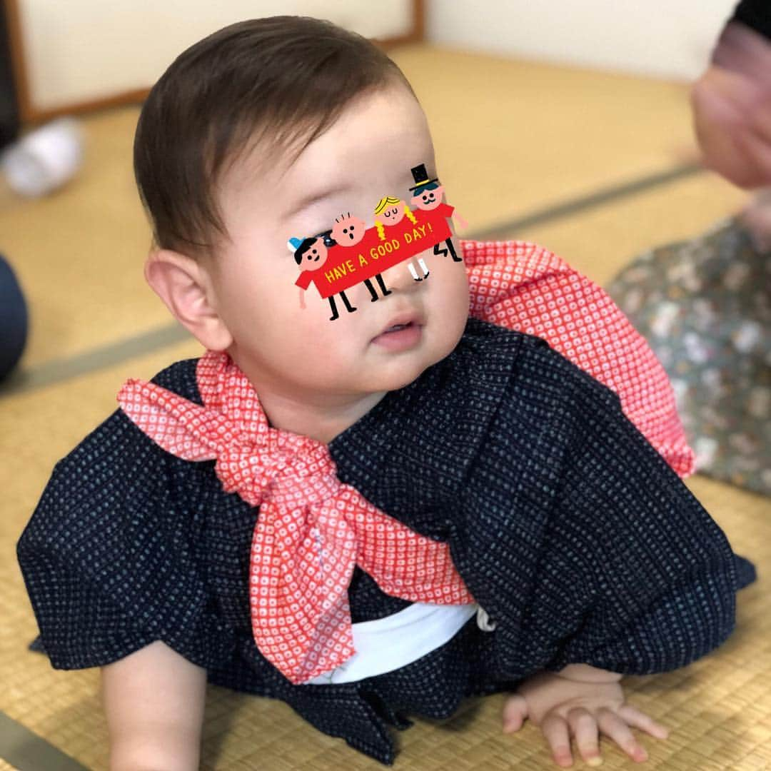 麻生裕子さんのインスタグラム写真 - (麻生裕子Instagram)「次男4/4で1歳になりました👶💕 当日はお家で、週末は義実家でお祝い🥰一升餅も頑張って背負いました✌️ もう1歳のお誕生日だなんて！二人目の成長の早さについていけない💦  あぁ、もっとゆっくりじっくりこの可愛さを堪能したいのに〜  大きな病気もなく、元気にぷっくぷくに育ち、みんなを癒してくれる次男くん💕生まれてきてくれてありがとう😘 #次男1歳 #happybirthday #おめでとう #我が家の癒し #いつもニコニコ #ほっぺ落ちそう #1歳早すぎ #食いしん坊 #愛してる」4月9日 15時33分 - yukoasoh