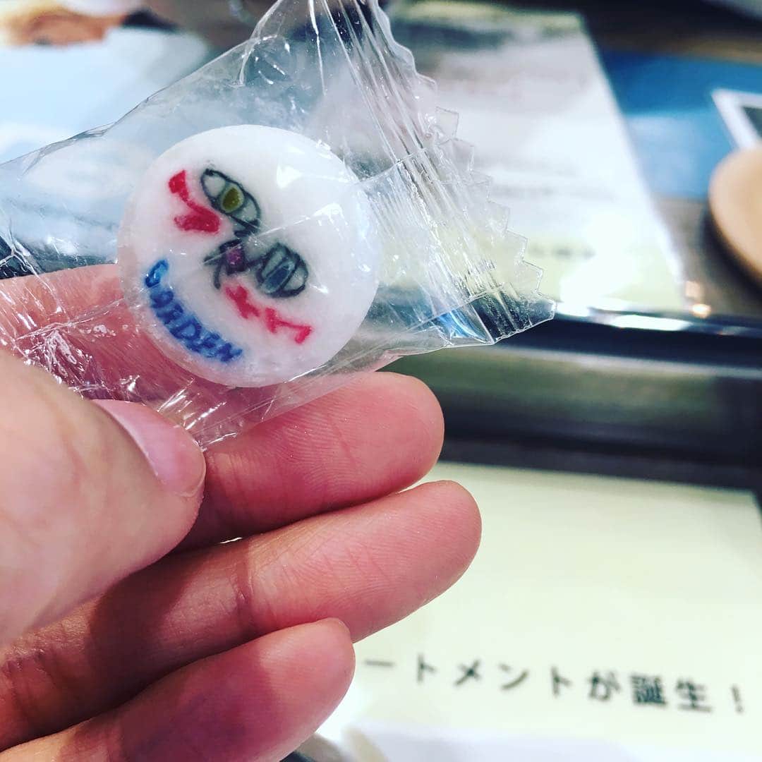 右手愛美さんのインスタグラム写真 - (右手愛美Instagram)「飴ちゃん。細かい字。 #銀座 #gardentokyo」4月9日 15時30分 - utemanami