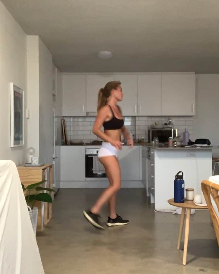 ニッキ・バン ダイクのインスタグラム：「Quick sweat in the kitchen 😂😂 repeat x5」