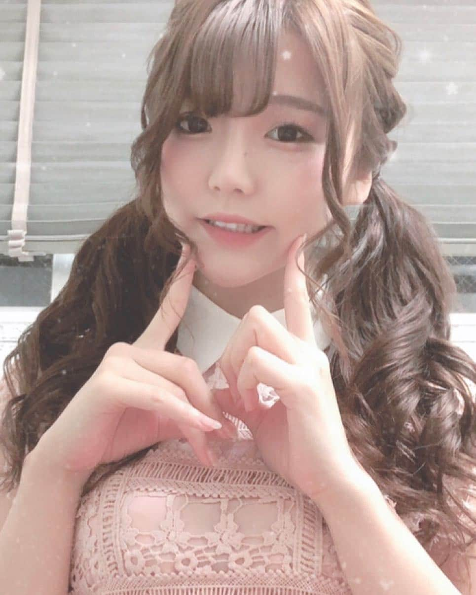 真奈りおなのインスタグラム：「今週末はどこにデート行こっか？ りおは夜桜見に行きたいなぁ🌸  #プレステージ専属 #AV女優 #セクシー女優 #シナモロール #photography #ポートレート  #前髪 #前髪アレンジ #photos  #ootd  #かわいい  #プレステージ #秋葉原 #ラムタラ #haircolor  #hairstyle #hairstyles  #微少女 #美少女 #圧倒的彼女 #彼女とデートなうに使っていいよ」