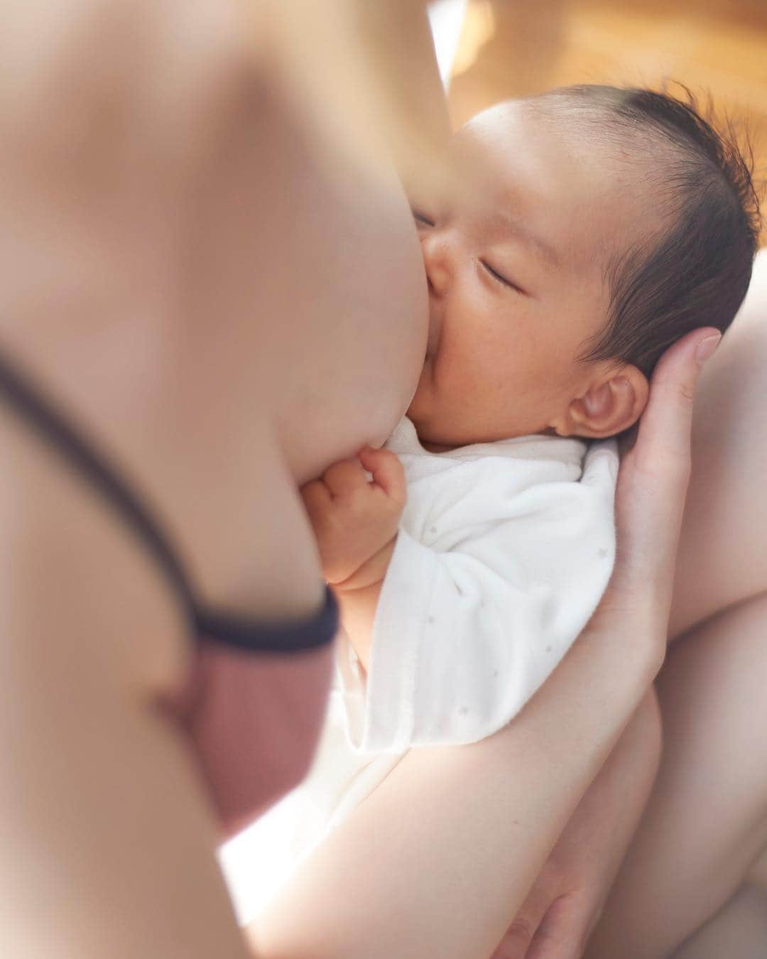 のインスタグラム：「美しいなぁ、授乳フォト♡ 撮らせてくれてありがとうううう。  コラボ下着、授乳もできるよ♡ おネムな夜中の授乳もちょっとだけでもテンションあげてこー！！ ラップリボンブラセット11800円 @ravi.me にて4/18からオンライン発売開始♡」