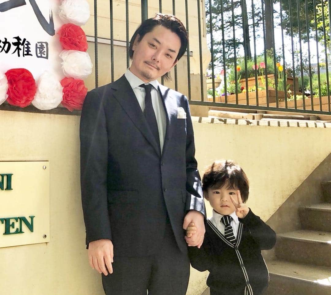 木村直人さんのインスタグラム写真 - (木村直人Instagram)「長男 @kimura_tona  無事幼稚園入園。  まずはここまで元気に歩めた事に感謝し、またこれからの人生を健やかに歩めますように。  何よりも元気が1番。本当に全く病気もせず、熱出しても1日でケロッとして回復している長男。  いつも元気すぎて困るというか、在宅で仕事をしていても常に邪魔してきたりとかして困ることもあるけれど…  病気してて心配してたらもっとパフォーマンスに影響するんでしょうね。。。 本当にありがとう。  小学校までの数年が素晴らしいものになりますように。」4月9日 15時43分 - air_kimura