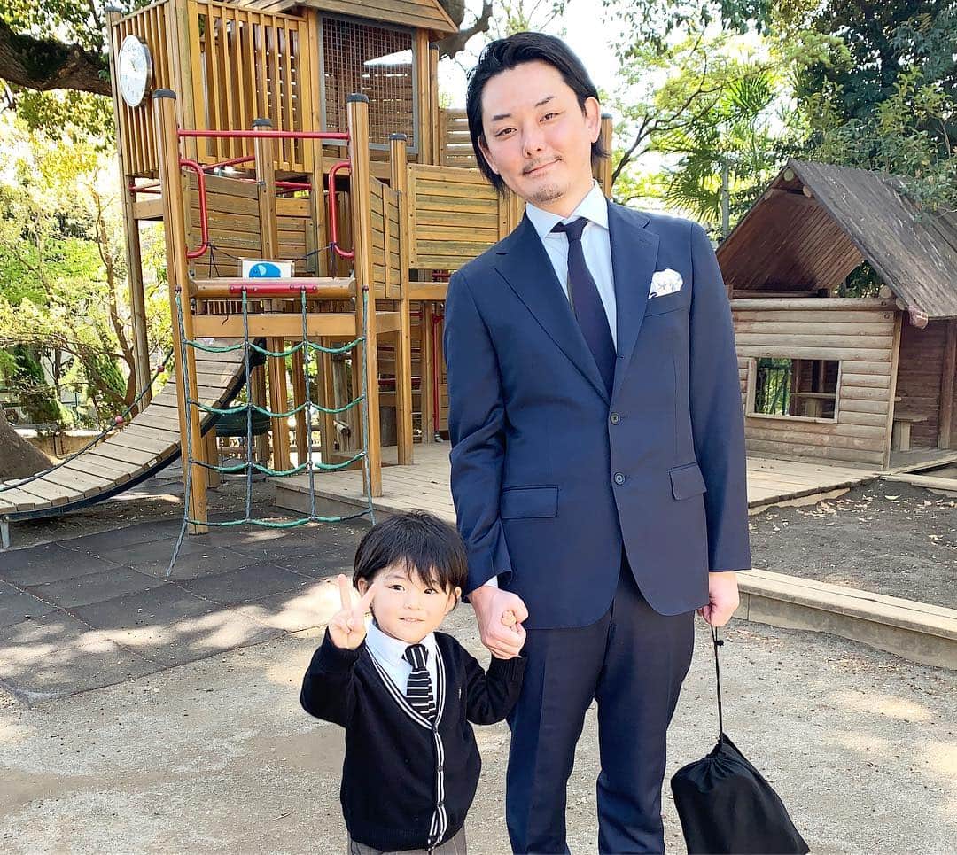 木村直人さんのインスタグラム写真 - (木村直人Instagram)「長男 @kimura_tona  無事幼稚園入園。  まずはここまで元気に歩めた事に感謝し、またこれからの人生を健やかに歩めますように。  何よりも元気が1番。本当に全く病気もせず、熱出しても1日でケロッとして回復している長男。  いつも元気すぎて困るというか、在宅で仕事をしていても常に邪魔してきたりとかして困ることもあるけれど…  病気してて心配してたらもっとパフォーマンスに影響するんでしょうね。。。 本当にありがとう。  小学校までの数年が素晴らしいものになりますように。」4月9日 15時43分 - air_kimura