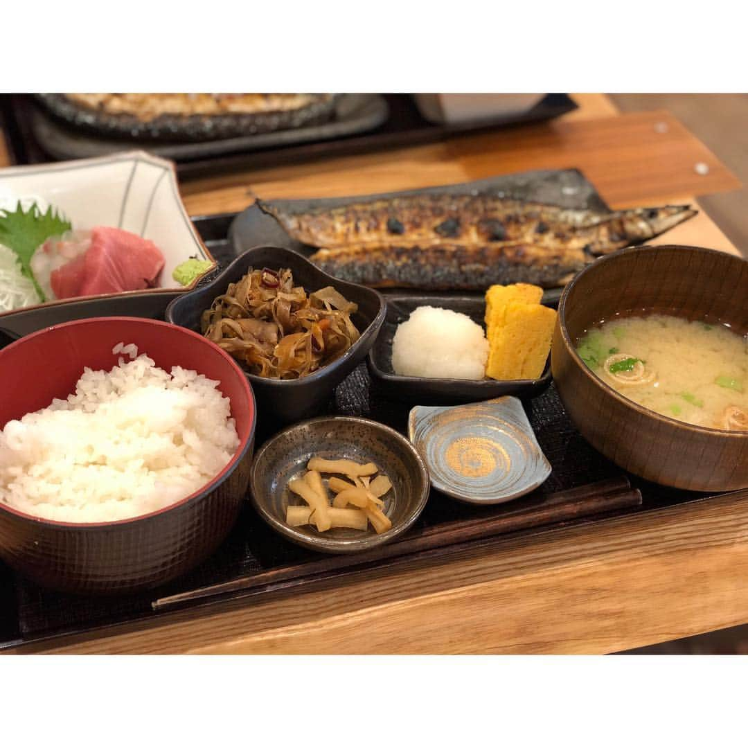 岡英里さんのインスタグラム写真 - (岡英里Instagram)「1件目のオーディション終わって遅めのランチ🐟 . . よし、次打ち合わせ行ってくるよー❤️ . . #ランチ #お魚 #赤坂 #lunch #さんまの開き #定食 #さんま #美味しかった #和食 #japanese」4月9日 15時44分 - okaeri0424