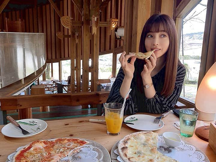 麻亜里さんのインスタグラム写真 - (麻亜里Instagram)「白山比咩神社に行った後にもく遊りんでピザランチ🍕 お店の窯焼きで焼いてる薄ーいピザ😋ぺろりとたいらげてしまいました！🤩💓 チーズピザに蜂蜜かけたら絶対美味しいでしょ〜！！ . #金沢 #金沢グルメ #金沢ランチ #ピザランチ #窯焼きピザ #もく遊りん #白山比咩神社」4月9日 15時59分 - maari.0108