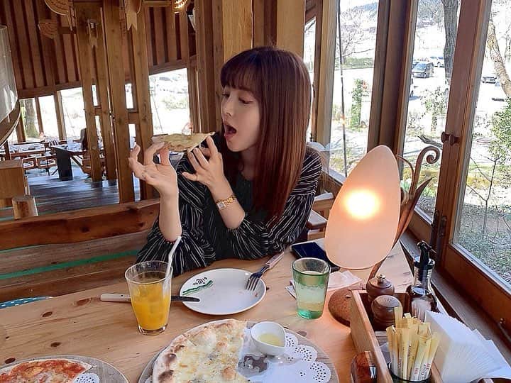 麻亜里さんのインスタグラム写真 - (麻亜里Instagram)「白山比咩神社に行った後にもく遊りんでピザランチ🍕 お店の窯焼きで焼いてる薄ーいピザ😋ぺろりとたいらげてしまいました！🤩💓 チーズピザに蜂蜜かけたら絶対美味しいでしょ〜！！ . #金沢 #金沢グルメ #金沢ランチ #ピザランチ #窯焼きピザ #もく遊りん #白山比咩神社」4月9日 15時59分 - maari.0108