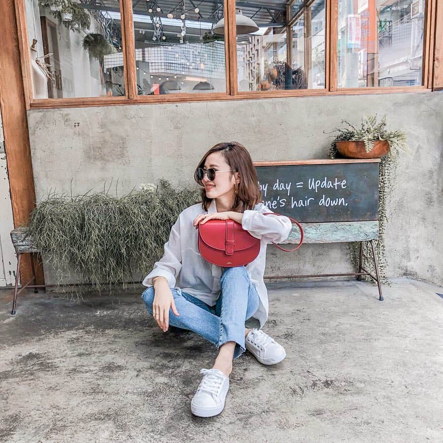 Lilian莉安さんのインスタグラム写真 - (Lilian莉安Instagram)「- A.P.C.紅色馬鞍包超可愛❤️ 而且空間好大超好裝  每次逛 @SHOPBOP荷包 都會完蛋 快速到貨，美物又超多 不小心遇到折扣真的不買對不起自己🥺 #shopbop春季風暴限時大促 結帳輸入折扣碼「EVENT19」購物即享8折，滿500美金就打75折 買多折扣越多哦！（優惠結束時間至4/13 15:59 截止） 包包這裡買👉http://bit.ly/2UmSrZk  #apcbag #shopbop打包時尚 #outfits #shopbop #whatiwore」4月9日 15時52分 - itslilian1002