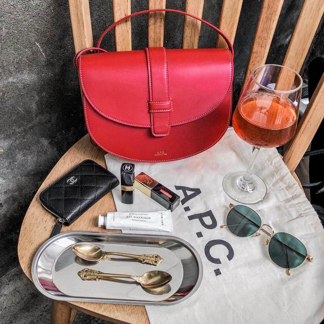 Lilian莉安さんのインスタグラム写真 - (Lilian莉安Instagram)「- A.P.C.紅色馬鞍包超可愛❤️ 而且空間好大超好裝  每次逛 @SHOPBOP荷包 都會完蛋 快速到貨，美物又超多 不小心遇到折扣真的不買對不起自己🥺 #shopbop春季風暴限時大促 結帳輸入折扣碼「EVENT19」購物即享8折，滿500美金就打75折 買多折扣越多哦！（優惠結束時間至4/13 15:59 截止） 包包這裡買👉http://bit.ly/2UmSrZk  #apcbag #shopbop打包時尚 #outfits #shopbop #whatiwore」4月9日 15時52分 - itslilian1002