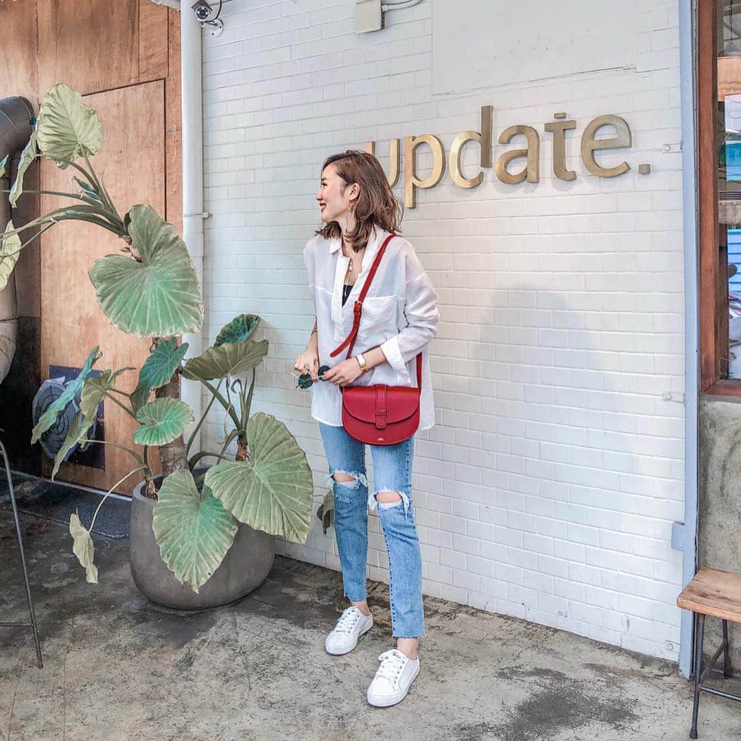 Lilian莉安さんのインスタグラム写真 - (Lilian莉安Instagram)「- A.P.C.紅色馬鞍包超可愛❤️ 而且空間好大超好裝  每次逛 @SHOPBOP荷包 都會完蛋 快速到貨，美物又超多 不小心遇到折扣真的不買對不起自己🥺 #shopbop春季風暴限時大促 結帳輸入折扣碼「EVENT19」購物即享8折，滿500美金就打75折 買多折扣越多哦！（優惠結束時間至4/13 15:59 截止） 包包這裡買👉http://bit.ly/2UmSrZk  #apcbag #shopbop打包時尚 #outfits #shopbop #whatiwore」4月9日 15時52分 - itslilian1002