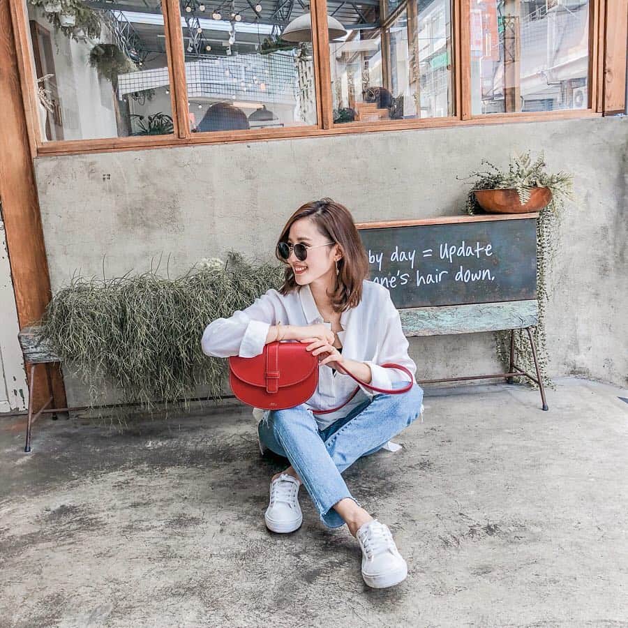 Lilian莉安さんのインスタグラム写真 - (Lilian莉安Instagram)「- A.P.C.紅色馬鞍包超可愛❤️ 而且空間好大超好裝  每次逛 @SHOPBOP荷包 都會完蛋 快速到貨，美物又超多 不小心遇到折扣真的不買對不起自己🥺 #shopbop春季風暴限時大促 結帳輸入折扣碼「EVENT19」購物即享8折，滿500美金就打75折 買多折扣越多哦！（優惠結束時間至4/13 15:59 截止） 包包這裡買👉http://bit.ly/2UmSrZk  #apcbag #shopbop打包時尚 #outfits #shopbop #whatiwore」4月9日 15時52分 - itslilian1002