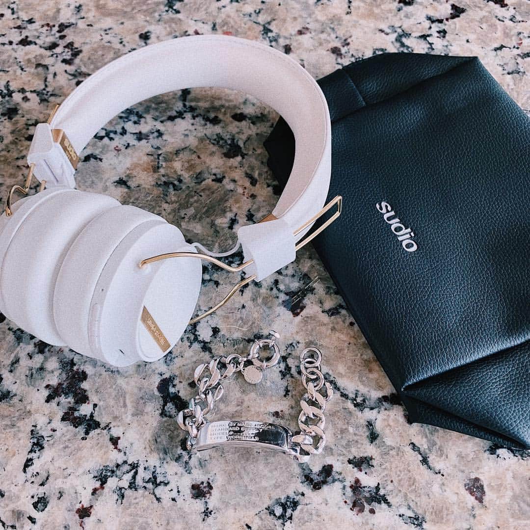 SHIZUKAのインスタグラム：「. @sudio のワイヤレスヘッドフォン . ベーシストだけど低音がっつりのヘッドフォンは疲れるからバランスの良いやつが好きで、これはちょうどいい🦋 . 買い物してる時とか、道歩いてる時、俺は今、音楽を聴いている！！！というアピールをしたかったからワイヤレス使ったことなかったんだけど笑、やっぱり便利だね〜 . しかもワイヤーも付いているからミキサーにも繋げて楽器練習するときにも使える🖤 . 4月22日までにお買い上げするとポーチもついてくるよ！("shizuka” のクーポンコードで15% off) . https://www.sudio.com/jp/ .  #sudio #sudiomoments #pr #ヘッドフォン #ヘッドフォン女子」