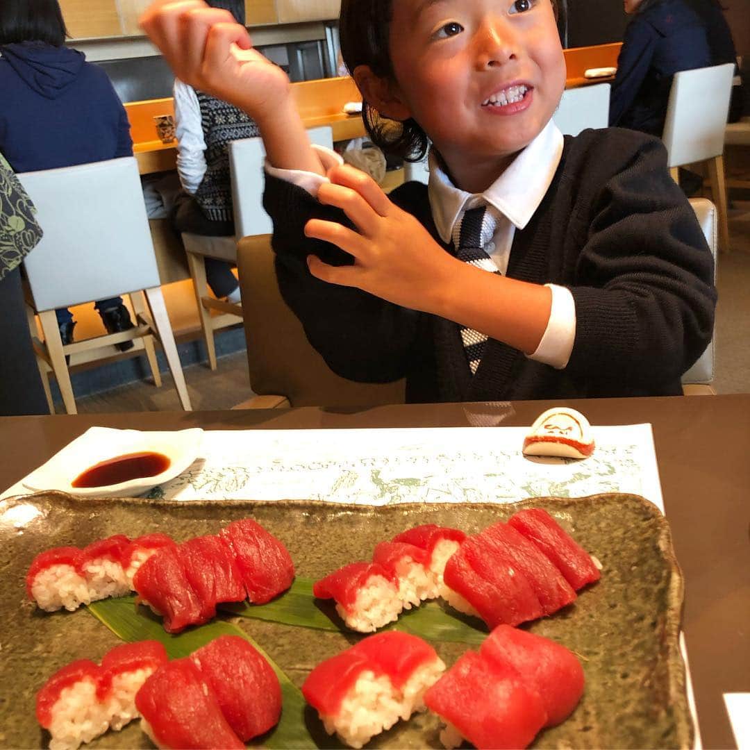 青木大輔さんのインスタグラム写真 - (青木大輔Instagram)「息子の小学校入学式 いつと違う感じでキマっててカッコ良かった 友達を沢山つくって楽しんでな‼️😎🤙🏽👏🏽🙌🏽 #愛息子#小学校入学式#式の後の食事で赤身の握りを20貫軽く食べちゃった😂」4月9日 15時54分 - daisukeaoki_tiechel