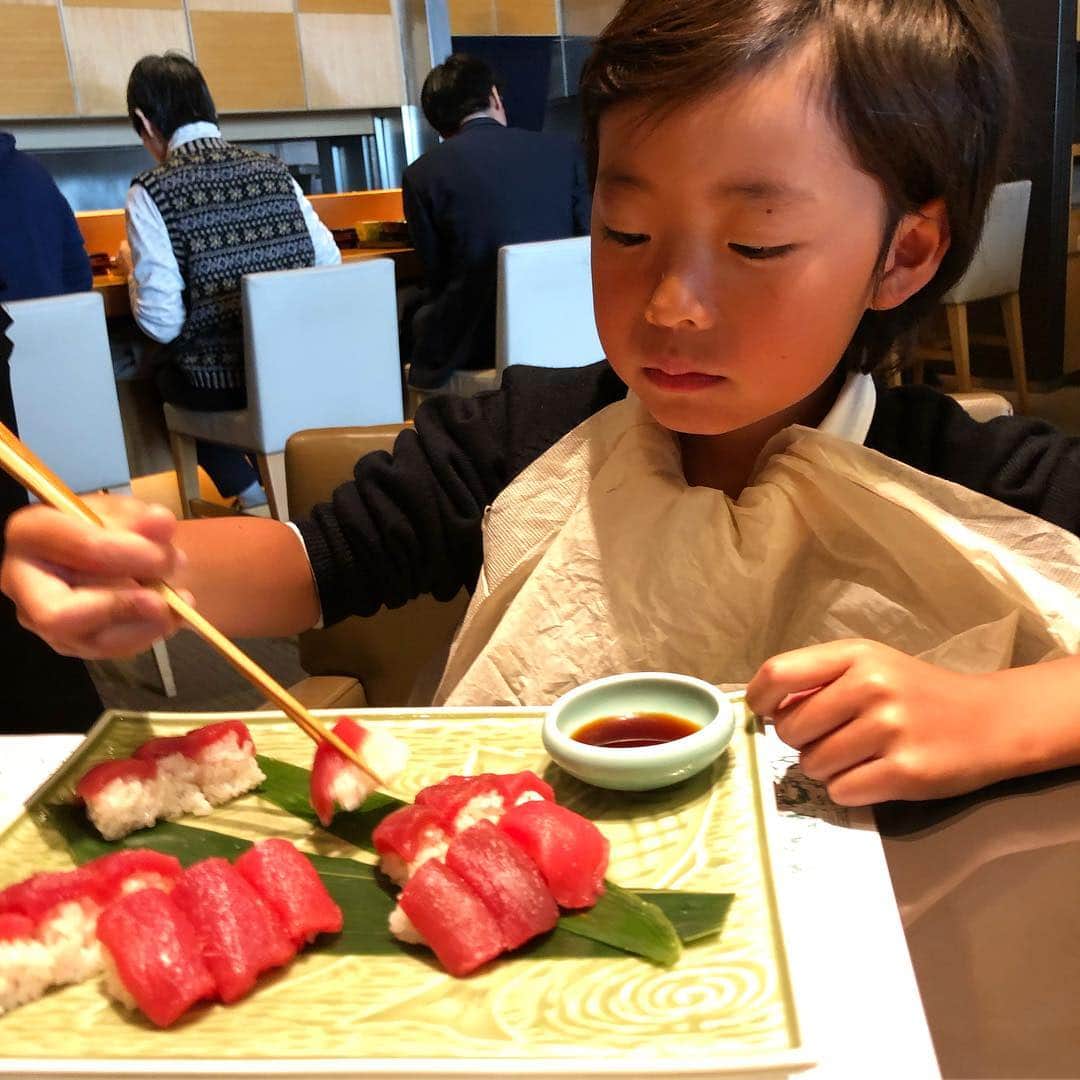 青木大輔さんのインスタグラム写真 - (青木大輔Instagram)「息子の小学校入学式 いつと違う感じでキマっててカッコ良かった 友達を沢山つくって楽しんでな‼️😎🤙🏽👏🏽🙌🏽 #愛息子#小学校入学式#式の後の食事で赤身の握りを20貫軽く食べちゃった😂」4月9日 15時54分 - daisukeaoki_tiechel