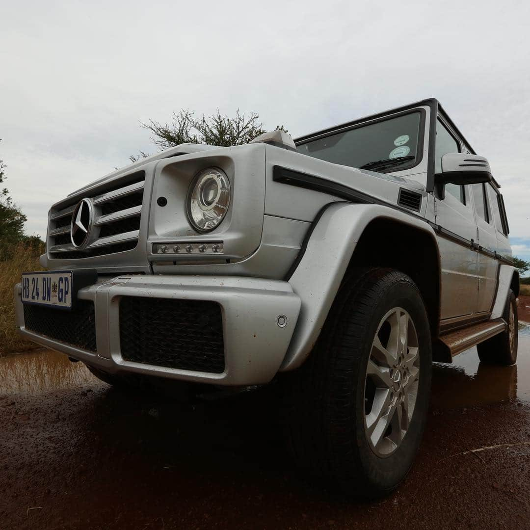 Kevin Richardson LionWhisperer さんのインスタグラム写真 - (Kevin Richardson LionWhisperer Instagram)「A #gwagen in its element! Off road and having fun in the mud! Unfortunately many G class owners never truly experience how capable these vehicles are, because they don’t venture where the vehicles were built to go. #strongerthantime #gwagon #gclass #g350d #offroading #everyterrain」4月9日 16時09分 - lionwhisperersa