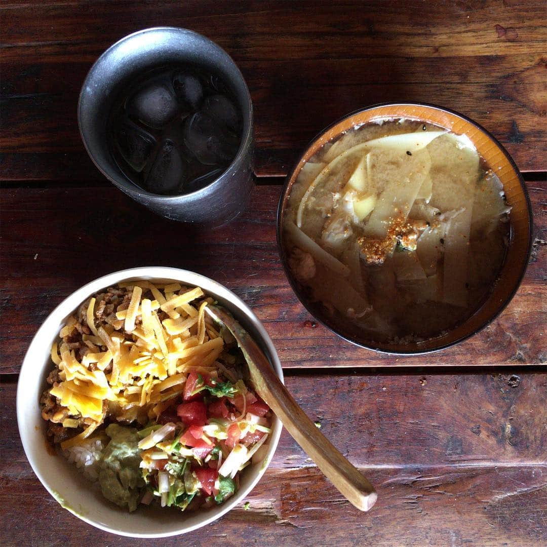 池内万作さんのインスタグラム写真 - (池内万作Instagram)「お昼。 タコライスに朝採れタケノコとアサリのお味噌汁。 なかなかない組み合わせですが、やはり大切なのは多様性ということでw #飯でした #イケウチ家の食卓」4月9日 16時01分 - mandeshita