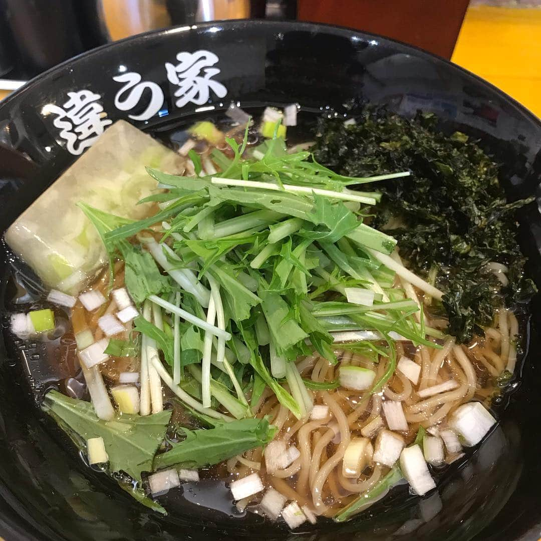 吉田サラダさんのインスタグラム写真 - (吉田サラダInstagram)「夏に向けてダイエット中！違うかー！  冷やしラーメン試作中！ラーメンの神様、美味しいの出来ますように！  冷やしラーメン、100点！  #違うか劇場 #違う家 #吉田サラダ  #ものいい」4月9日 16時02分 - monoiiyoshida