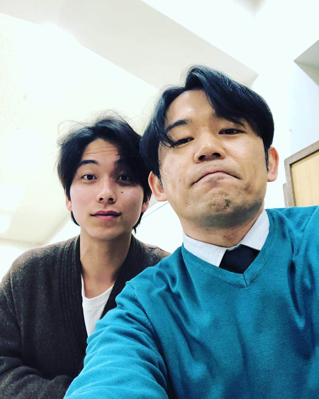 岡田義徳さんのインスタグラム写真 - (岡田義徳Instagram)「今日は、電影少女の学校での撮影。 共演の大下ヒロト君と。 凄く良い雰囲気のある役者さんです。  #岡田義徳  #大下ヒロト #電影少女 #学校 の #撮影」4月9日 16時04分 - yoshinori_okada_44