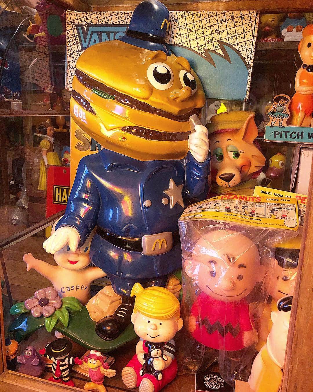 大川知英のインスタグラム：「70's Mcdonald's Officer Big Mac Wall Display🇺🇸眼球刑事🚬壁じゃなくてごめんね👨🏽‍✈️ #mcdonalds#bigmacpolice #walldisplay  #70s#壁は満室#ショーケースぱんぱん#夜な夜な配置 #amecajiboys #takatsubase」