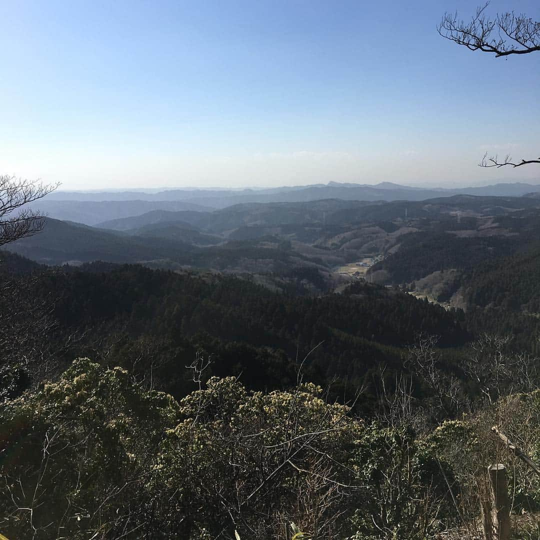 田上よしえさんのインスタグラム写真 - (田上よしえInstagram)「茨城にある「御岩神社」へ行って来ました⛩ 188柱の神々が祀られているとの事なので、一気に全国の神様コンプリート！ しかし…山頂まで登ると軽い登山でLIFEは瞬く間に０になり、神社を味わう余裕など全くありませんでした泣。 次はLIFE50は残す！✊ #御岩神社  #茨城県  #日立 #神社  #パワースポット #japan」4月9日 16時06分 - tanoueyoshie