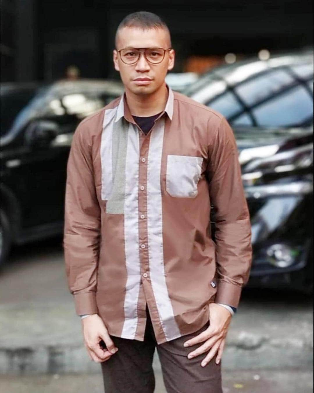 Ivan Gunawanさんのインスタグラム写真 - (Ivan GunawanInstagram)「Mempunyai aktivitas yang padat mengharuskan @samuelrizal1 untuk memakai outfit yang nyaman dan rapih saat bertemu dengan banyak orang. Oleh karena itu, @samuelrizal1 mempercayai outfitnya dengan memakai kemeja dari @khalif_menswear agar terlihat stylish dan meyakinkan di setiap harinya 👍 . . Belanja @khalif_menswear di :  STORE KHALIF Menswear di Jalan Pelajar Pejuang 45 No.60 Bandung (Samping Mandjha Ivan Gunawan)  POP UP STORE KHALIF Menswear di @jakartadesignersroom.id Senayan City (Level 1 - 08) on 11 March - 1 July 2019  Informasi Order Online Wa 08194886655 Wa 081977744555  Atau bisa langsung klik link di bio @khalif_menswear untuk belanja praktis tanpa antri ☝ . Kawan Khalif bisa mendapatkan DISKON senilai 10% dengan cara menunjukkan kode voucher EGI TRI PUTRA jika berbelanja langsung ke store kita yang di Bandung dan Pop Up Store kita di Senaya City. Yukk jangan sampai ketinggalan promo menarik ini 👍 . Karena ganteng itu harus diperjuangkan ✊ . KHALIF Bikin Ganteng . . . . . #bikinganteng #kawankhalif #khalifmenswear #busanamuslimpria #busanapria #bajucowok #newtrends #bajukokokekinian #kokomodern #bajukokocasual #ivangunawan」4月9日 16時17分 - ivan_gunawan