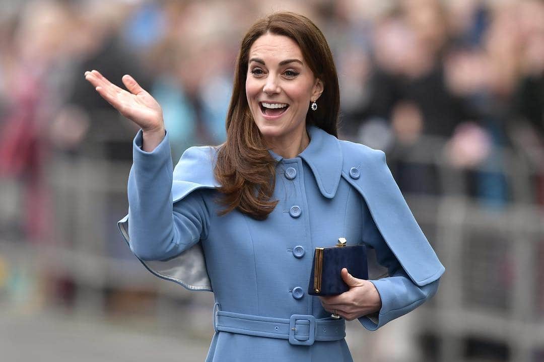 Vogue Australiaさんのインスタグラム写真 - (Vogue AustraliaInstagram)「If you’ve been particularly impressed with #KateMiddleton’s wardrobe of late, there’s a good reason. The duchess has employed a former British Vogue stylist to assist in her sartorial choices and even fashion’s most shrewd and hard-to-please are taking note of Middleton’s subtle wardrobe adjustments. Tap the link in the bio for more on the stylist’s work with the Duchess of Cambridge. 📸 Getty Images」4月9日 16時14分 - vogueaustralia