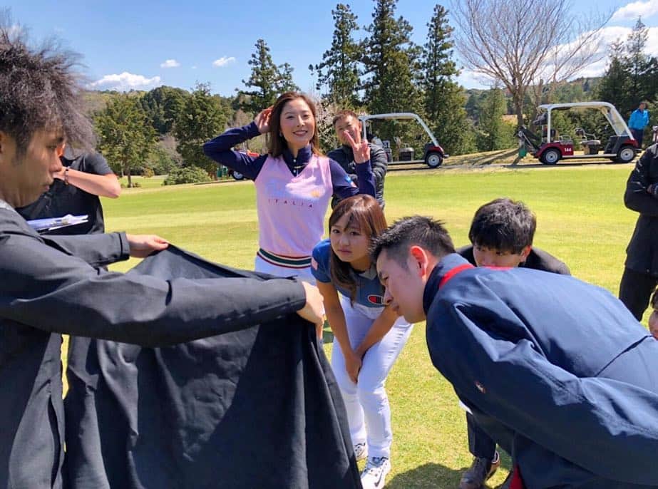 鶴岡果恋さんのインスタグラム写真 - (鶴岡果恋Instagram)「本日ゴルフサバイバルのCM撮影で、荒川侑奈さんとご一緒に出演させて頂きました😊 カチカチだしロボット🤖になっていますが 全力で頑張りました。。。😁🥺 楽しく撮影させて貰いました。 是非見てください。 そしてこれから4月12日から始まるステップアップツアー Hanasaka ladiesに参戦する為 滋賀県に向かいます。🚗 頑張ります。 #ゴルフサバイバル #CM撮影」4月9日 16時25分 - tsurukare