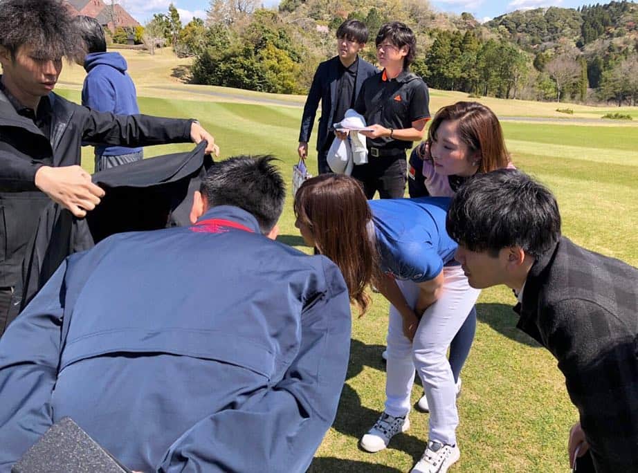 鶴岡果恋のインスタグラム：「本日ゴルフサバイバルのCM撮影で、荒川侑奈さんとご一緒に出演させて頂きました😊 カチカチだしロボット🤖になっていますが 全力で頑張りました。。。😁🥺 楽しく撮影させて貰いました。 是非見てください。 そしてこれから4月12日から始まるステップアップツアー Hanasaka ladiesに参戦する為 滋賀県に向かいます。🚗 頑張ります。 #ゴルフサバイバル #CM撮影」
