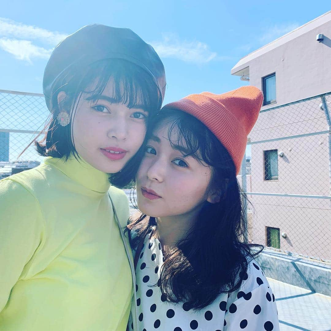 Seventeenさんのインスタグラム写真 - (SeventeenInstagram)「なんといい天気！な撮影でのオフショットをお届け💛🧡りんくまと花佳、いつもよりメイクも衣装も雰囲気も韓国っぽ💋 なーぜーなーら！5月号では韓国の最新ファッション、メイク、グルメにエンタメ……盛り盛り紹介しているからです！絶対チェックしてね💪 オルチャンなおふたり、かわいすぎた🥰⭐️ いつかの #Seventeen撮影中 #STニュース #久間田琳加 #松岡花佳 #企画にはひよりんも出てるよ🐥 #韓国ファッション #韓国コスメ #オルチャン #ネオンカラー #青空」4月9日 16時18分 - seventeenjp_mag