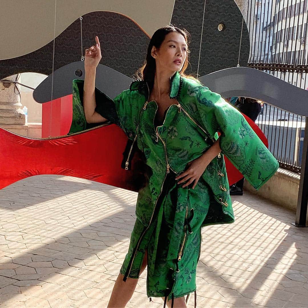 Vogue Taiwan Officialさんのインスタグラム写真 - (Vogue Taiwan OfficialInstagram)「#voguefashionnow  超模林嘉綺 @910lin 受邀出席在義大利著名設計殿堂-米蘭大學盛大展出的台灣策展「braIN TAIWAN」活動擔任時尚大使，在開幕展中穿上 @danielwong_official 的服裝向世界介紹台灣！ #braintaiwan #taiwan #台南 #林嘉綺 #danielwong #milandesignweek #米蘭大學」4月9日 16時26分 - voguetaiwan