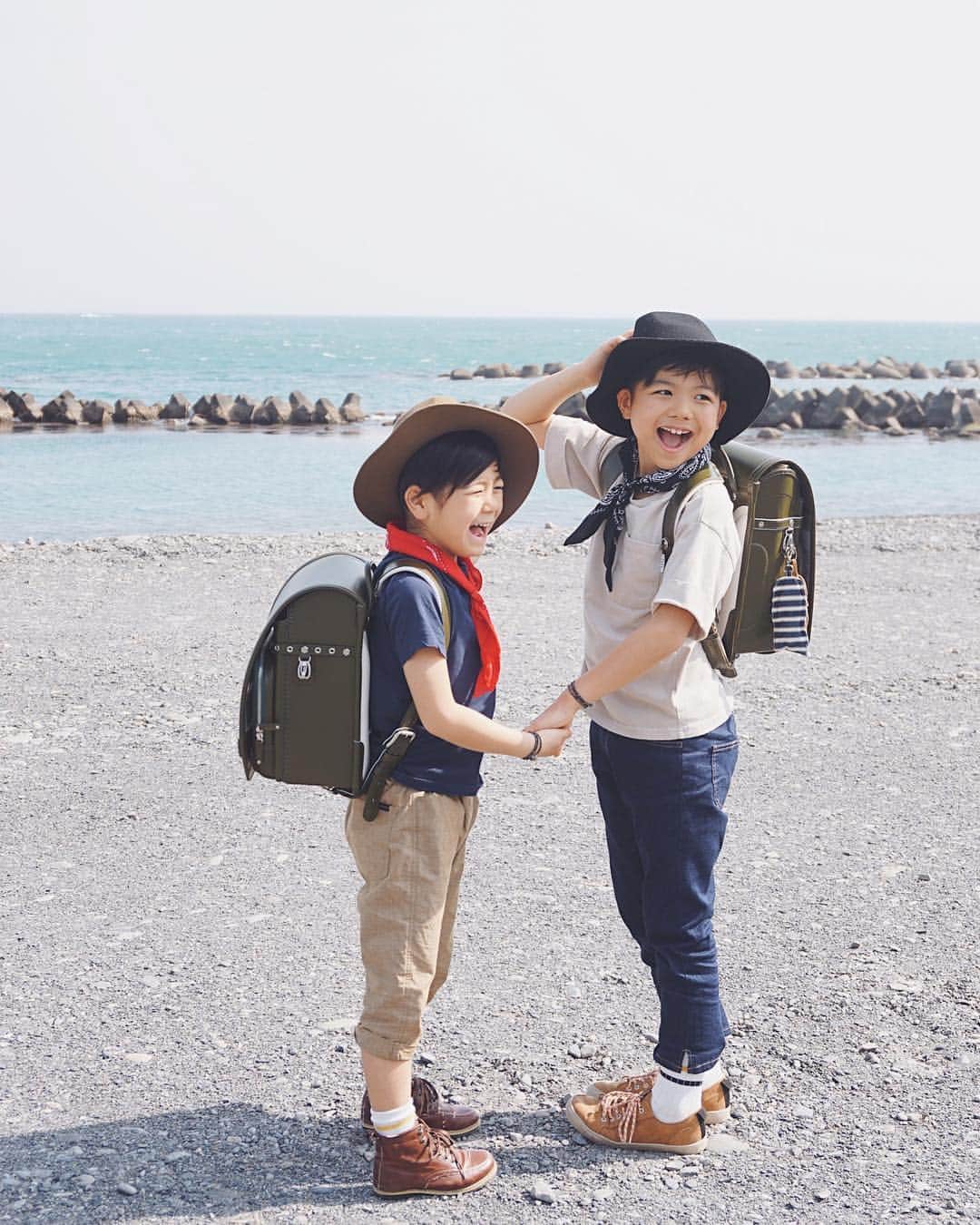 misatoさんのインスタグラム写真 - (misatoInstagram)「¨̮♡︎ “お兄ちゃんと同じがいい‼︎” と次男が選んだのは 長男と同じカーキのランドセル☺︎🌈✨ . でも同じものは廃盤になってしまったので 色は一緒でデザイン違い♡ これなら間違えないし 丁度良かったのかもね😂❤️ . . 毎日元気に手を繋いで登校中‼︎ 大好きな保育園の先生がインスタを 見てくれてるって知った次男は 大喜びで写真を撮らせてくれます😂🙏 . . あ、よく質問を頂きますが ランドセルは工房系ではないですよー🙈 ネットで偶然見つけた 工場直営のランドセル屋さん🎒 カーキの色に一目惚れして 実物を見ずに買いました😂 カーキで日本製で6年間保証☺︎ 会社のこだわりに共感して即決✨ マットカーキのランドセルは 息子たちの自慢みたいです♡ . . #丸顔兄弟#兄弟コーデ#キッズコーデ#ランドセル#入学#進級#兄弟リンクコーデ #ブランシェス#ユーアンドアイ#branshes#kidscoordinate #kidsmodel#kidsfashion#beach#familyphoto#ファミリーフォト#記念撮影#バンダナコーデ ootd#outfit#coordinate#spring」4月9日 16時21分 - leialoha319