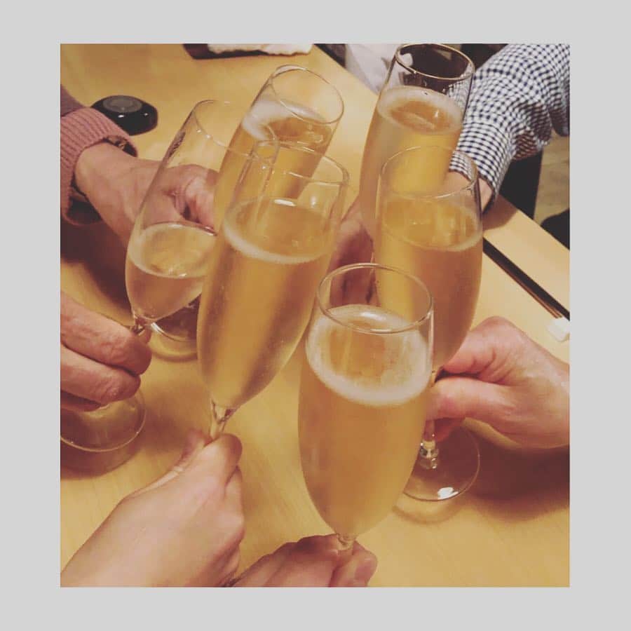 白石みきさんのインスタグラム写真 - (白石みきInstagram)「昨日は結婚記念日でした。 初めての結婚記念日。 二人でお祝いするのもいいけれど、彼のお父さん お母さん  そして父と みんなでお祝いしたくて🥂  みんなで ずっと笑って それはそれは幸せな時間でした。  そしてこの日の為に素晴らしいお料理と粋なイチゴプレートを 幹さんが用意してくれました🥺 ありがとうございました。  最後に幹さんと、偶然お店にいらしていたKNOCKのオーナー 横山さんと記念に📸  #結婚記念日 #1年目 #0408 #家族 #感謝 #きっとママもいたよね#ありがとう  #初めましてな横チンさん#ノリが最高#食幹 #食幹六本木 #佐藤幹さん」4月9日 16時34分 - miki_shiraishi1115