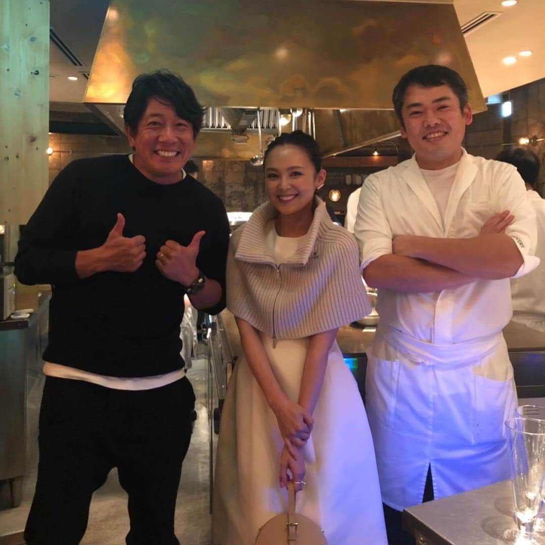 白石みきさんのインスタグラム写真 - (白石みきInstagram)「昨日は結婚記念日でした。 初めての結婚記念日。 二人でお祝いするのもいいけれど、彼のお父さん お母さん  そして父と みんなでお祝いしたくて🥂  みんなで ずっと笑って それはそれは幸せな時間でした。  そしてこの日の為に素晴らしいお料理と粋なイチゴプレートを 幹さんが用意してくれました🥺 ありがとうございました。  最後に幹さんと、偶然お店にいらしていたKNOCKのオーナー 横山さんと記念に📸  #結婚記念日 #1年目 #0408 #家族 #感謝 #きっとママもいたよね#ありがとう  #初めましてな横チンさん#ノリが最高#食幹 #食幹六本木 #佐藤幹さん」4月9日 16時34分 - miki_shiraishi1115