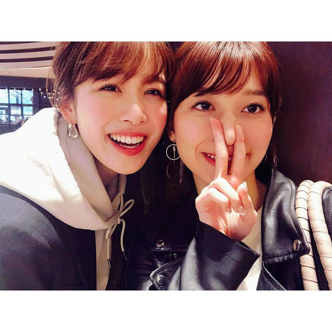 山本里菜　鼻 山本里菜さんのインスタグラム写真 - (山本里菜Instagram)「. 久しぶりにあみみとランチしてきました❤︎ . . でかい鼻がコンプレックスで  鼻をつまんで撮影しました。 . あみみ→ 「小さくしたらこんな顔になるんだからそのままでいいんですよー！」 . なんて優しい後輩 ...