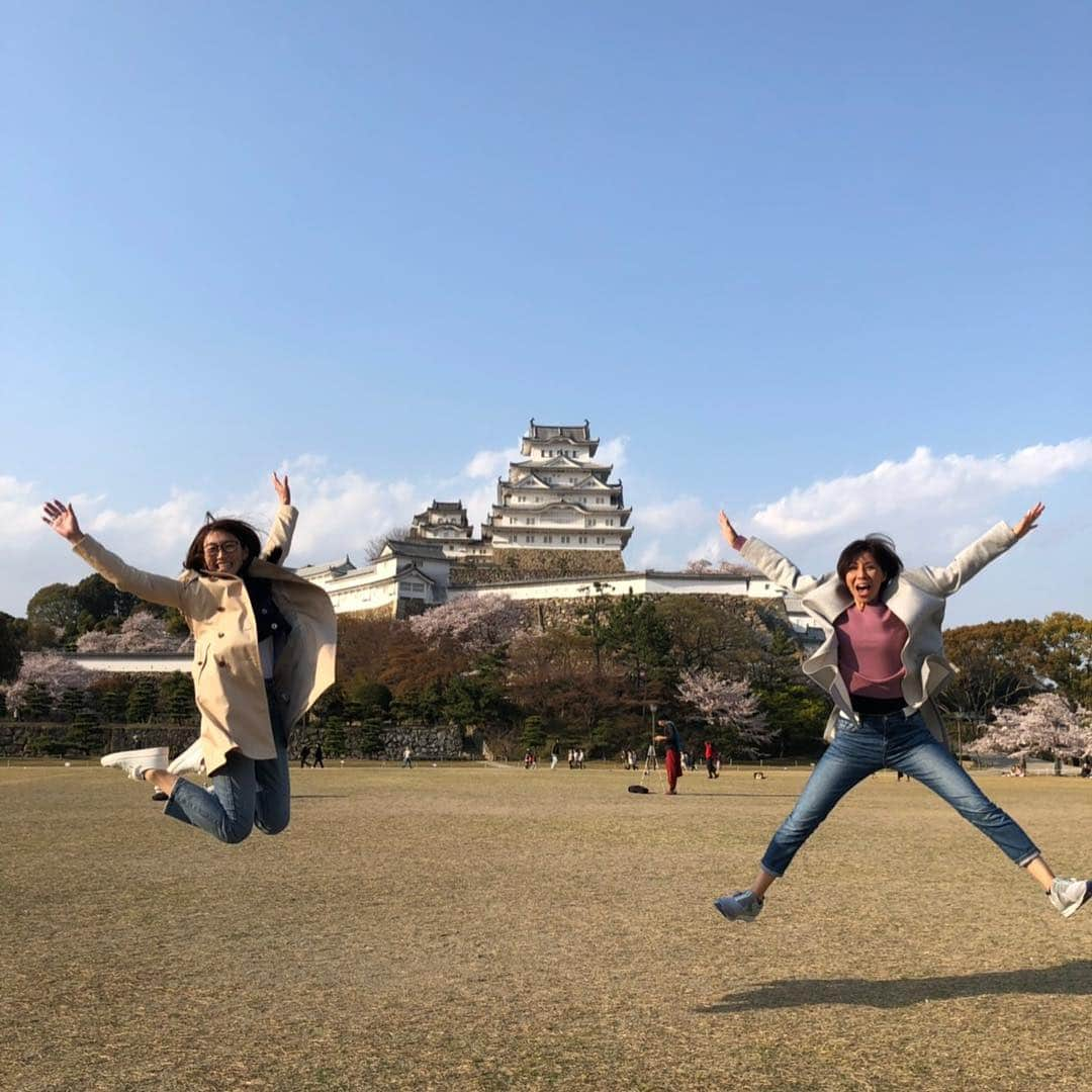 杉山愛さんのインスタグラム写真 - (杉山愛Instagram)「最高のお天気に恵まれた昨日🏯姫路城🏯に行ってきましたーーーーーっ 最高の🌸さくら🌸を堪能しました💕  帰ろうとした時、信じられないことにタイの🇹🇭テニス選手🇹🇭タマリン・タナスガーン選手にバッタリ会ったのでしたーーーーーっ‼️ こんな偶然あるんですね〜😆ビックリ😆」4月9日 16時43分 - aisugiyamaofficial