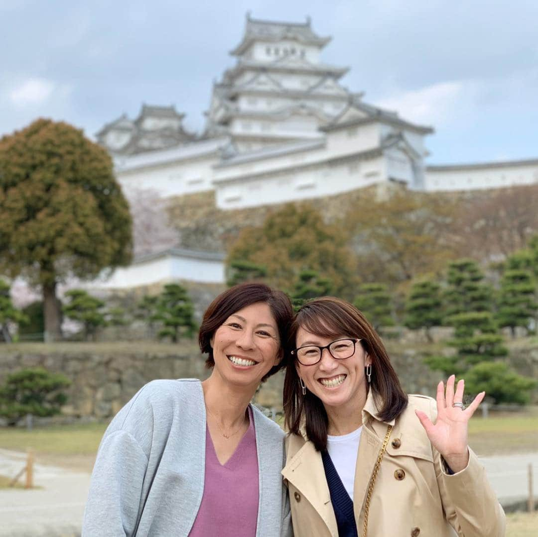 杉山愛さんのインスタグラム写真 - (杉山愛Instagram)「最高のお天気に恵まれた昨日🏯姫路城🏯に行ってきましたーーーーーっ 最高の🌸さくら🌸を堪能しました💕  帰ろうとした時、信じられないことにタイの🇹🇭テニス選手🇹🇭タマリン・タナスガーン選手にバッタリ会ったのでしたーーーーーっ‼️ こんな偶然あるんですね〜😆ビックリ😆」4月9日 16時43分 - aisugiyamaofficial