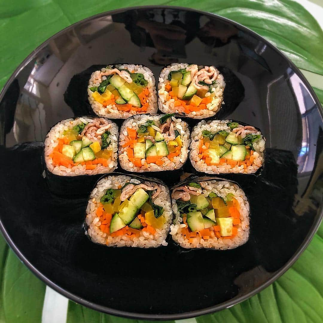 麻美さんのインスタグラム写真 - (麻美Instagram)「何食べたい〜〜❓って聞くと ． 迷わずキンパ🤣🤣🤣 韓国熱が冷めない娘達🇰🇷 ． 具沢山だと巻けないので😅 パパにお願いして作ってもらった🙌 ． 結局私が一番食べてる😬✌️ ． #大好物#キンパ#うますぎる #韓国料理 #韓国グルメ」4月9日 16時41分 - mami0s