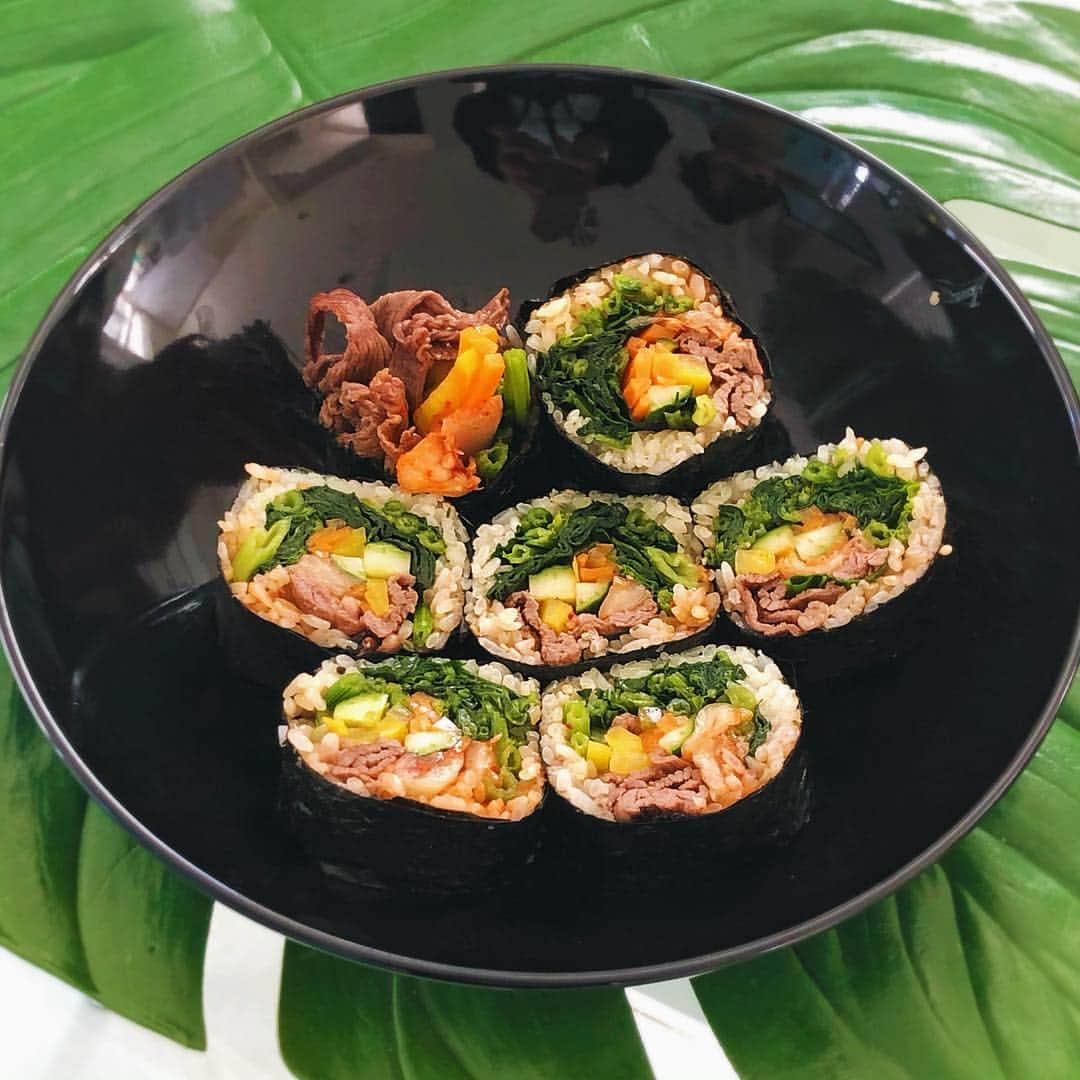 麻美さんのインスタグラム写真 - (麻美Instagram)「何食べたい〜〜❓って聞くと ． 迷わずキンパ🤣🤣🤣 韓国熱が冷めない娘達🇰🇷 ． 具沢山だと巻けないので😅 パパにお願いして作ってもらった🙌 ． 結局私が一番食べてる😬✌️ ． #大好物#キンパ#うますぎる #韓国料理 #韓国グルメ」4月9日 16時41分 - mami0s