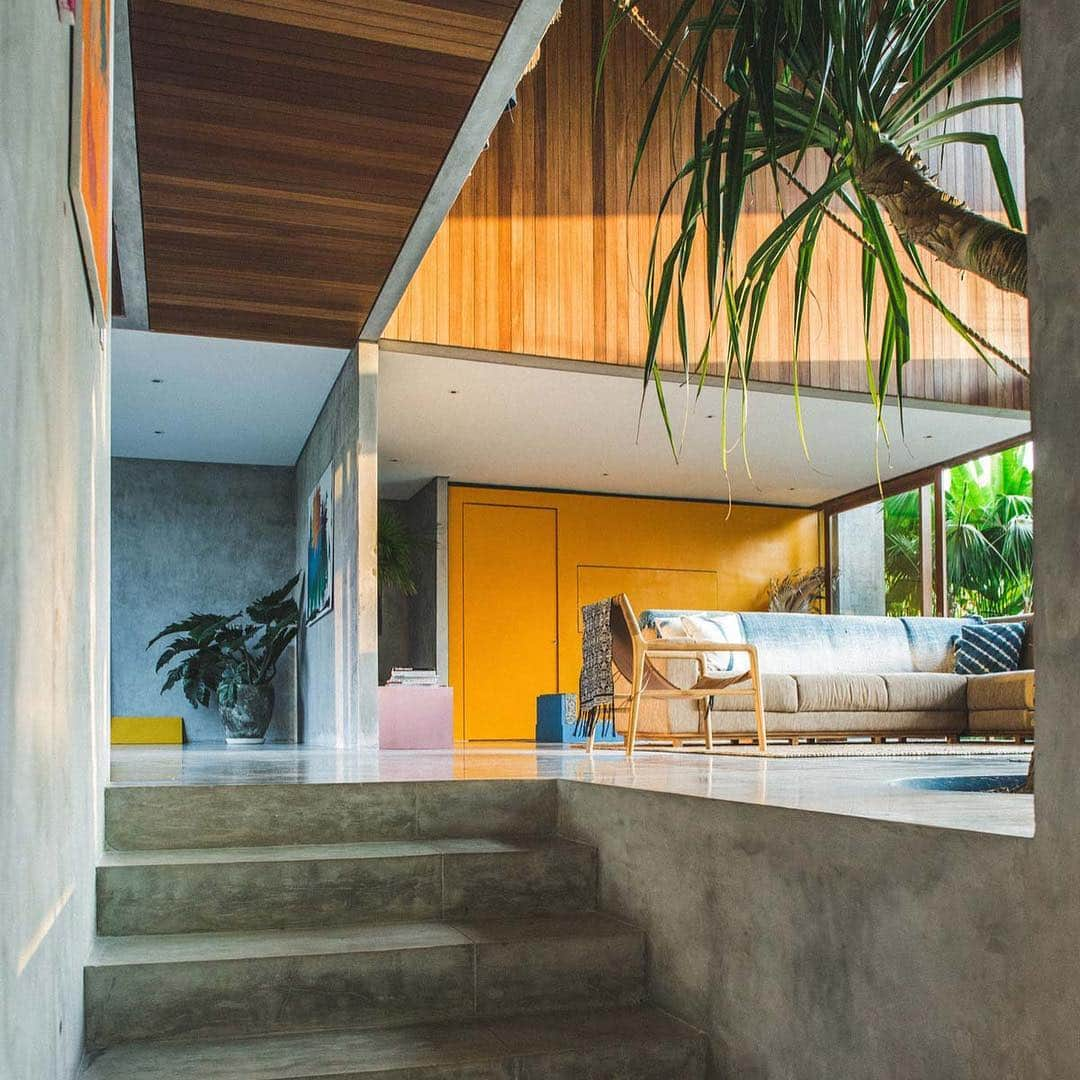 Meganさんのインスタグラム写真 - (MeganInstagram)「Tropical Brutalism 🌴 by Bali-based Patisabdhika Studio and architect Daniel Mitchell #bali #indonesia #architecture #tropicalbrutalism」4月9日 16時43分 - zanzan_domus