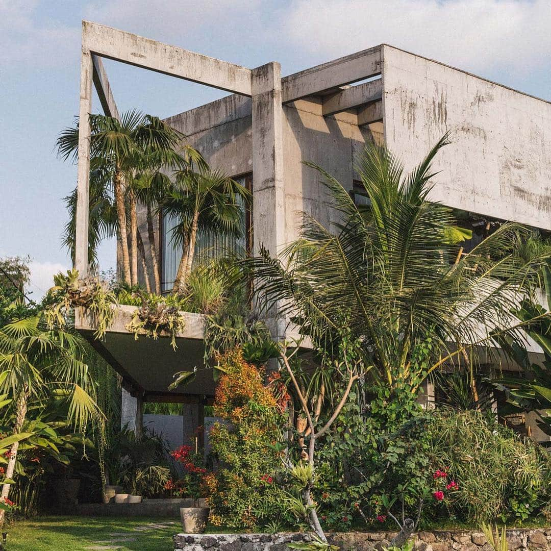 Meganさんのインスタグラム写真 - (MeganInstagram)「Tropical Brutalism 🌴 by Bali-based Patisabdhika Studio and architect Daniel Mitchell #bali #indonesia #architecture #tropicalbrutalism」4月9日 16時43分 - zanzan_domus