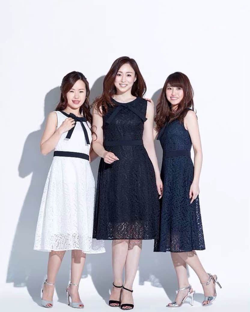 mid pressのインスタグラム：「. . 【新作発売のお知らせ】 . Aveniretoile ペイズリーレースリボンワンピース . Aveniretoileでは、珍しいペイズリーレースなので、甘すぎず大人ワンピとして攻略出来そう！ M-PRMIERのジャケット合わせで、オフィスでも活躍の予感です😘❤︎✨ . ＿＿＿＿＿＿＿＿＿＿＿＿＿＿＿＿＿＿＿＿＿ . . 入荷日　4/1０(水) . . ■Aveniretoile . ペイズリーレースリボンワンピース . model number:R930-003 . color: ホワイト ネイビー / ブラック ※ブラックは、ジェイアール名古屋高島屋店限定カラー . price:￥32,000 . ＿＿＿＿＿＿＿＿＿＿＿＿＿＿＿＿＿＿＿＿＿ . .  取り扱い店舗 . ＜ LA MAISON M-PREMIER ＞ . 日本橋三越店 岩田屋本店 ※上記２店舗は、ホワイトのみの取り扱いです .  @m_premier_jp . . ＜ Aveniretoile ＞ . 伊勢丹新宿店 銀座三越店 ジェイアール名古屋高島屋店　※限定カラーブラック 阪急うめだ本店 . @aveniretoile  @aveniretoile_staffsnap . . ＜ m-i-d e-shopping ＞ . ４/10(水) １１：００販売スタート @mid_e_shopping . . #Aveniretoile #アベニールエトワール #レースワンピース #ペイズリー #リボンワンピース #新作入荷 #mid_press #mid_official」