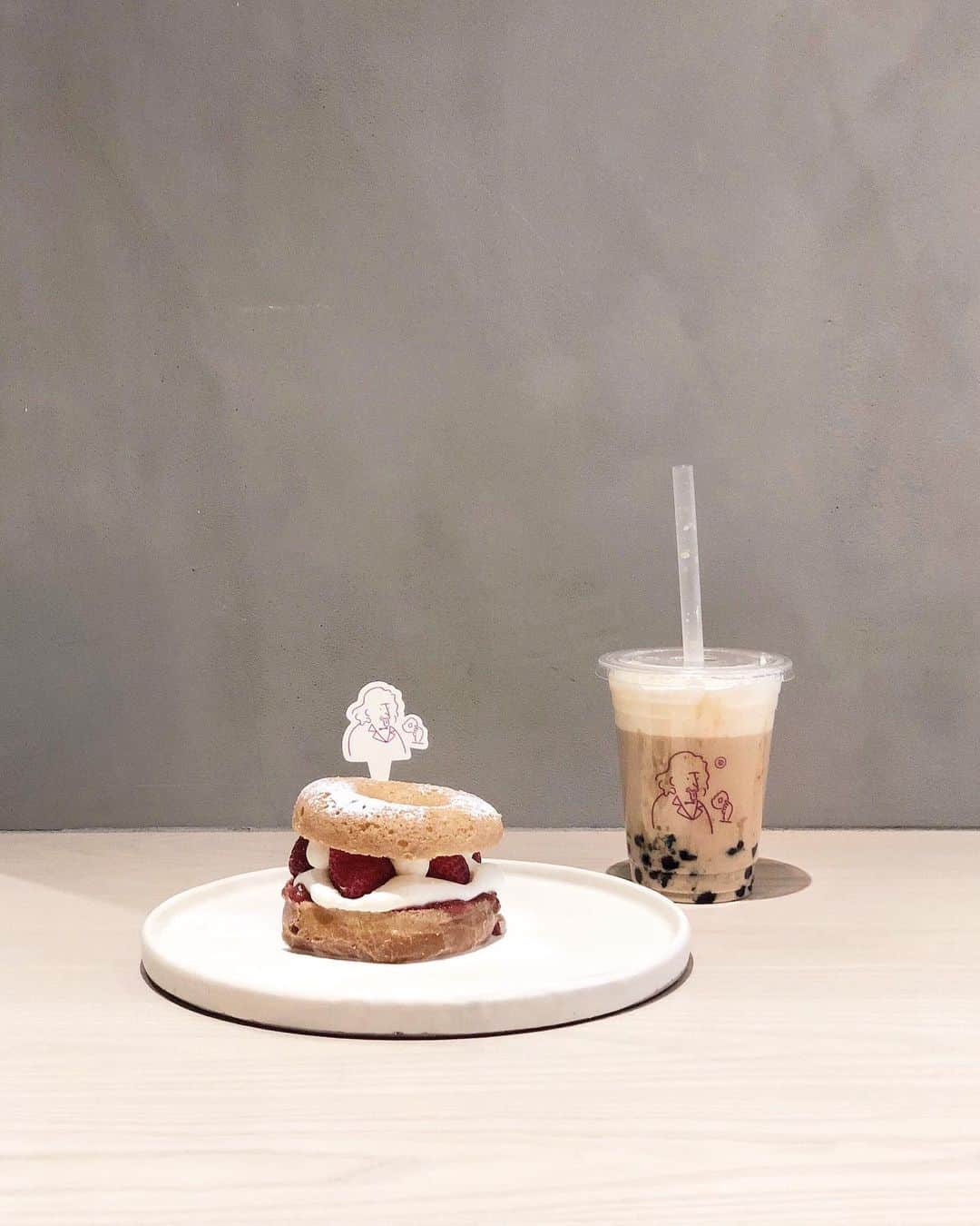 徐琁さんのインスタグラム写真 - (徐琁Instagram)「京都新的甜甜圈店🍩 包裝超可愛的竟然還有珍奶 很推薦點原味的吃起來QQ的 有點像雙胞胎口感我蠻喜歡的 有去京都可以去看看 可以順便去對面柴犬咖啡看超萌的狗狗 @koe_donuts  #kyotocafe」4月9日 16時42分 - cos55555