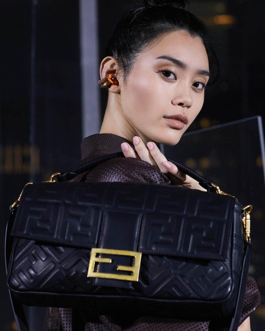 Fendiさんのインスタグラム写真 - (FendiInstagram)「Forever fashion-forward: the #FendiBaguette in super soft nappa leather, embossed all over with a 3D-effect FF motif.  Feat. @mingxi11」4月9日 16時48分 - fendi