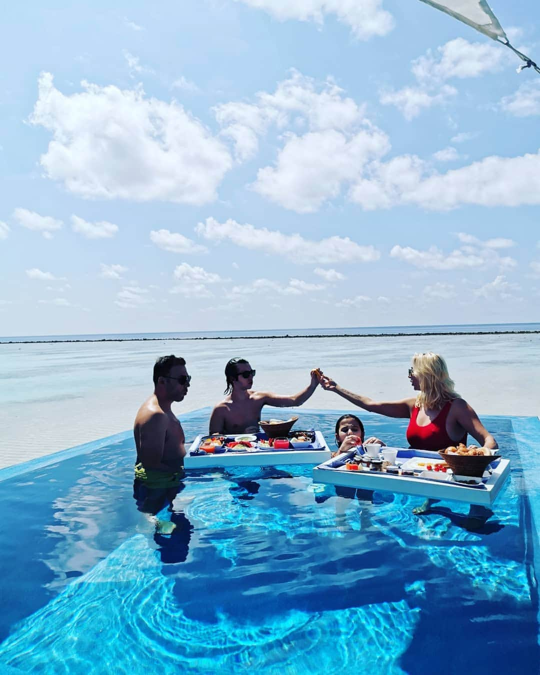 ジョエル・マーディニアンさんのインスタグラム写真 - (ジョエル・マーディニアンInstagram)「Floating breakfast @luxsouthari @bailey.creane @ellakaddoura #maldives #thebest #familyfitst」4月9日 16時53分 - joellemardinian