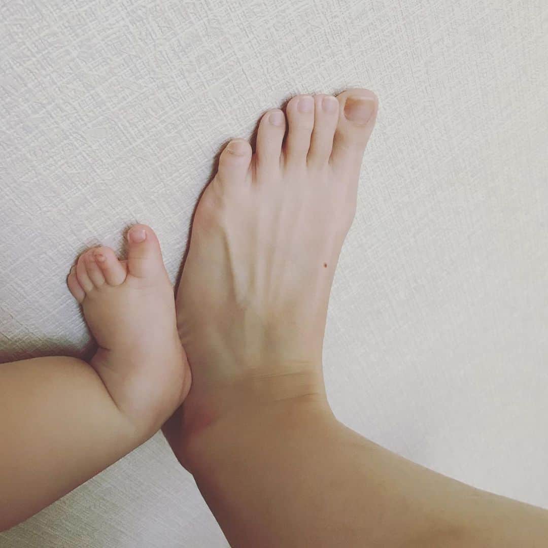 加藤千恵のインスタグラム：「重くなったけど、まだまだ小さい」