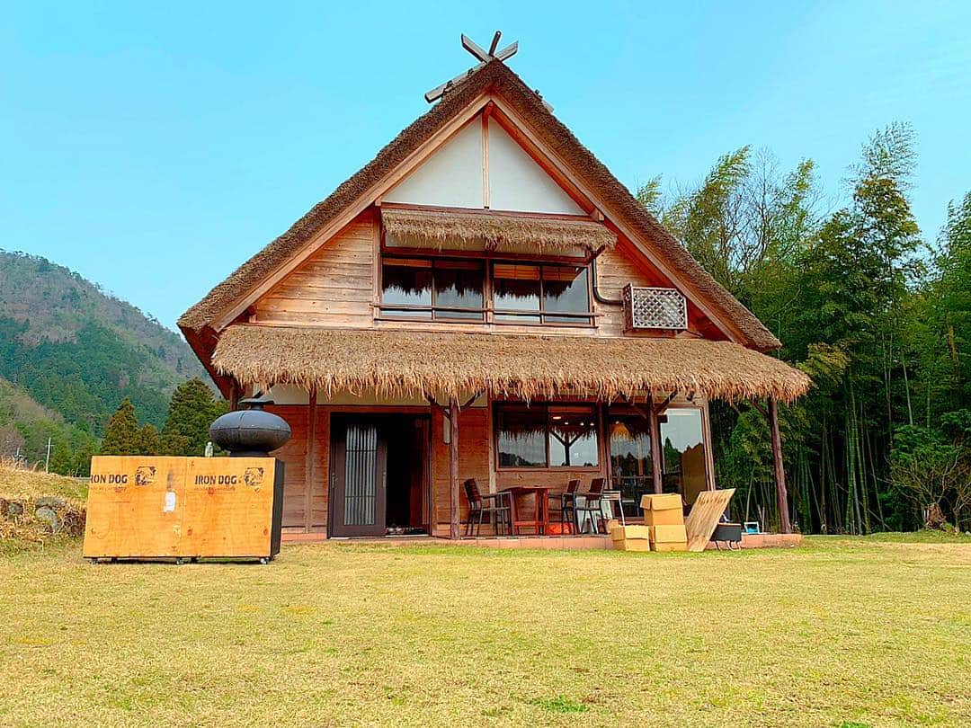 百合華さんのインスタグラム写真 - (百合華Instagram)「京都美山の茅葺き屋根の一棟貸し『KAYA Villa』で、仲良しメンバーとお泊まり会を開催致しましたの🎶  お洒落な茅葺き屋根のお宿にみんながとても喜んでくれたから、今回のお泊まり会を企画した百合譁もすんごく嬉しかったです🥰  夜はお庭の芝生でジビエのBBQですわよ(バーベキュー)💕 #京都 #美山 #南丹市 #kayavilla #かやぶき屋根  #茅葺き屋根 #お洒落 #芝生 #庭 #お泊まり会 #仲良しメンバー #楽しい時間 #祝賀パーティー #祝賀会 #BBQ」4月9日 16時58分 - yurika.lovelily